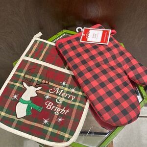 Holiday oven mits. Set of 2. NWT.